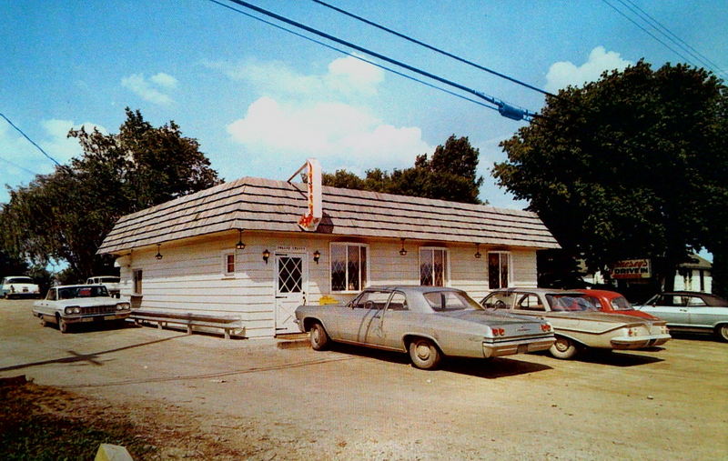 Joneseys Inn - Old Postcard (newer photo)